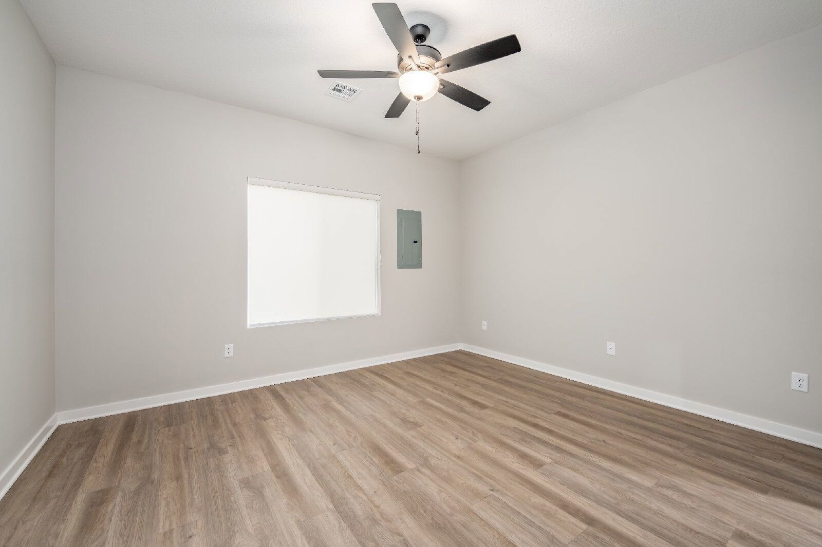 Brand New Three-Bed Two-Bath Townhomes Now Available For Rent LIMITED TIME OFFER: ONE MONTH FREE RENT*! property image