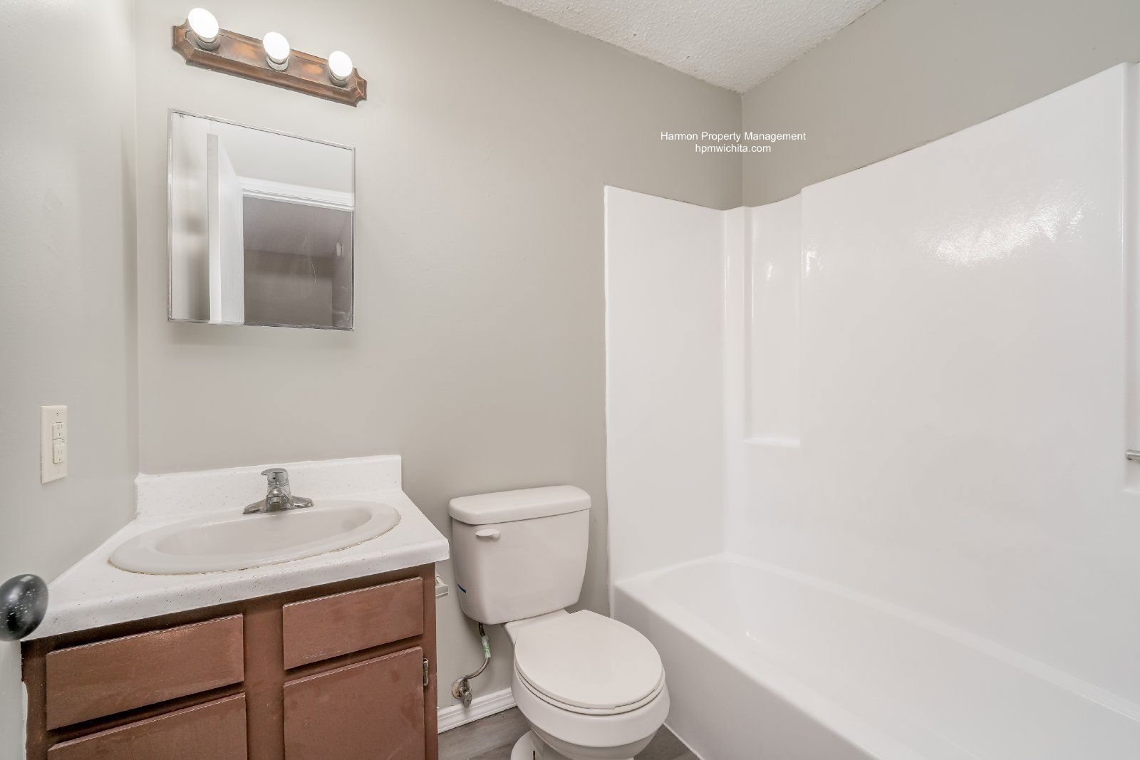 1 Bedroom Downstairs Apartment Near Central & West Now Available LIMITED TIME OFFER: ONE MONTH FREE RENT*! property image