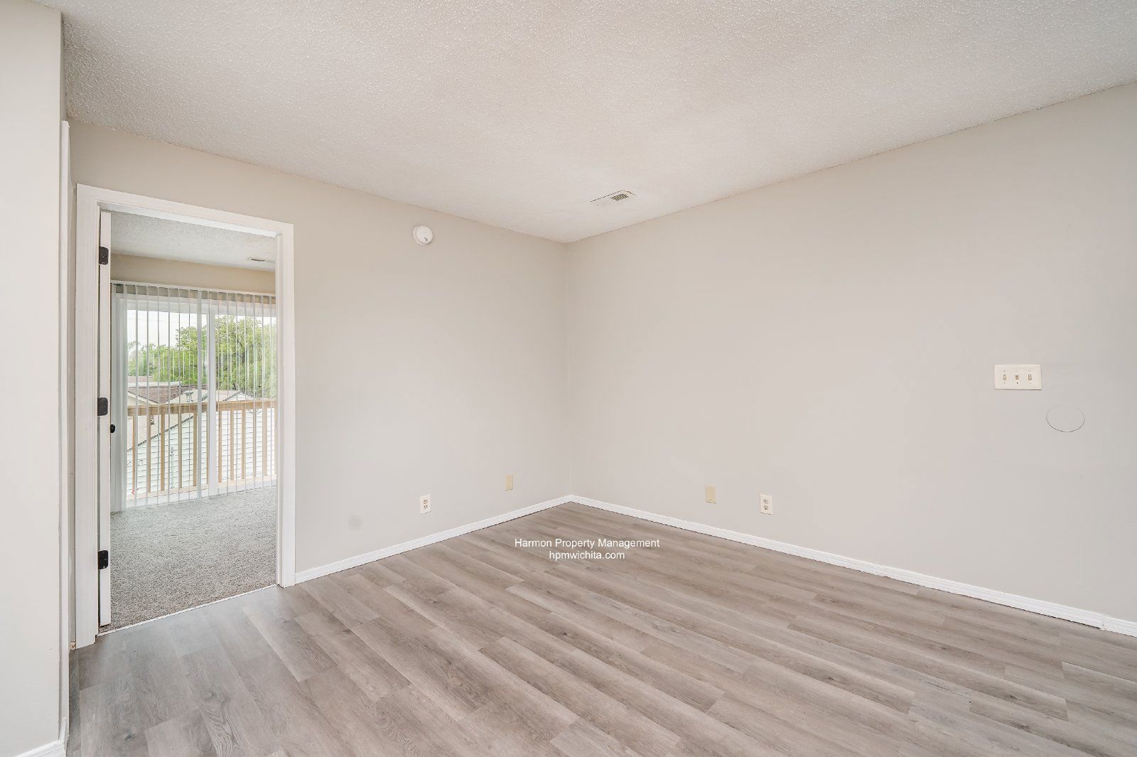 1 Bedroom Downstairs Apartment Near Central & West Now Available LIMITED TIME OFFER: ONE MONTH FREE RENT*! property image